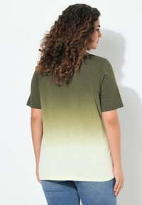 Ulla Popken DIP DYE GRADIENT SHORT SLEEVE V-NECK TEE - Triko s potiskem - pistachio