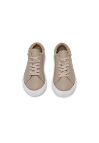 Μπεζ δερμάτινα αθλητικά παπούτσια με λείο επάνω μέρος, επίπεδα κορδόνια και λευκές λαστιχένιες σόλες. Στρογγυλερή μύτη και μινιμαλιστικός σχεδιασμός.