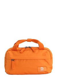 Orange Nylonbeutel in rechteckiger Form, mit zwei kurzen Griffen, Reißverschluss und einer Vorderasche. Enthält ein Logo-Patch an der Seite.