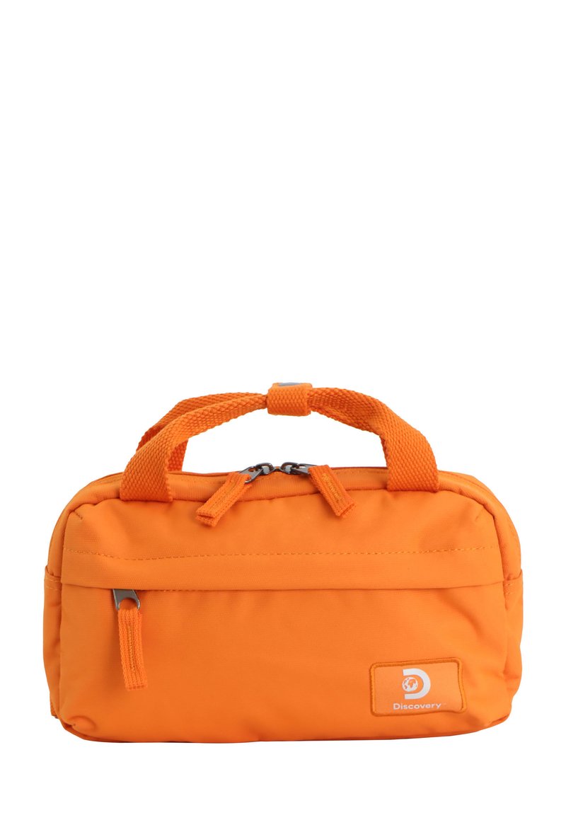 Orange Nylonbeutel in rechteckiger Form, mit zwei kurzen Griffen, Reißverschluss und einer Vorderasche. Enthält ein Logo-Patch an der Seite.