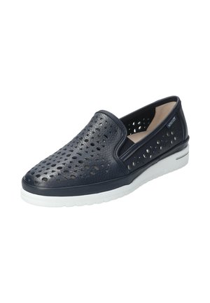 Chaussure slip-on marine en matériau perforé avec une semelle blanche, présentant un profil bas et un design léger pour une bonne respirabilité.