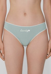 Pasta grüne Baumwoll-Hipster-Unterwäsche mit weißer Spitzenborte, auf der Vorderseite bedruckt mit dem Text "Lovely" und einem Herz in Weiß.