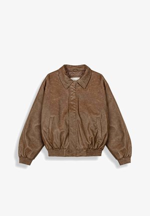 Brązowa kurtka typu bomber z ekoskóry, z elastycznymi mankietami i paskiem w talii, przednimi kieszeniami oraz ostrym kołnierzem.
