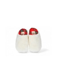 Zapatillas blancas esponjosas con un patrón de tartán rojo en las plantillas, que presentan un diseño cómodo y una forma redondeada, adecuadas para uso interior.