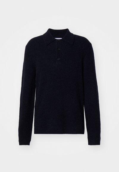 Sötétkék, hosszú ujjú póló, textúrált kötött anyagból készült, elülső részén gallérral és háromgombos záródással.