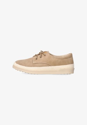 Zapatos beige con cordones, con parte superior de ante perforado, entresuela texturizada color crema y suela de goma con un sutil patrón de agarre.