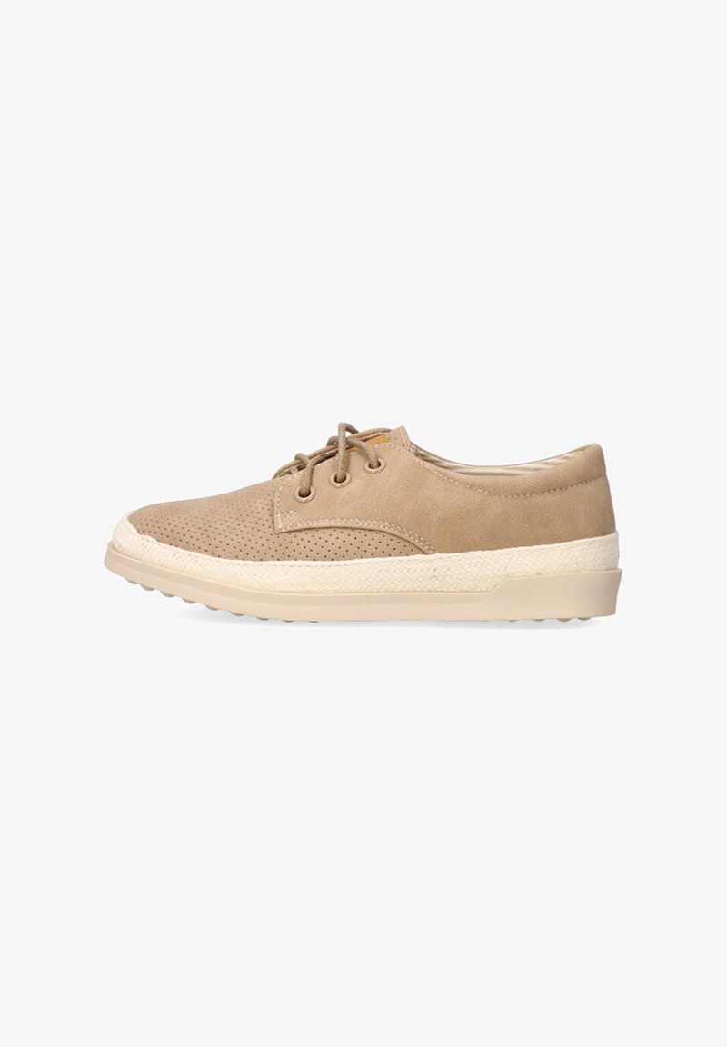 Zapatos beige con cordones, con parte superior de ante perforado, entresuela texturizada color crema y suela de goma con un sutil patrón de agarre.
