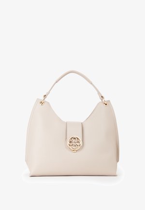 Borsa a mano in pelle crema con manico superiore arrotondato e chiusura circolare dorata con motivo floreale traforato centrato sul davanti.