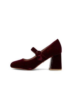 Zapato Mary Jane de terciopelo rojo oscuro con puntera redondeada, correa decorativa y botón, y un tacón grueso de bloque.