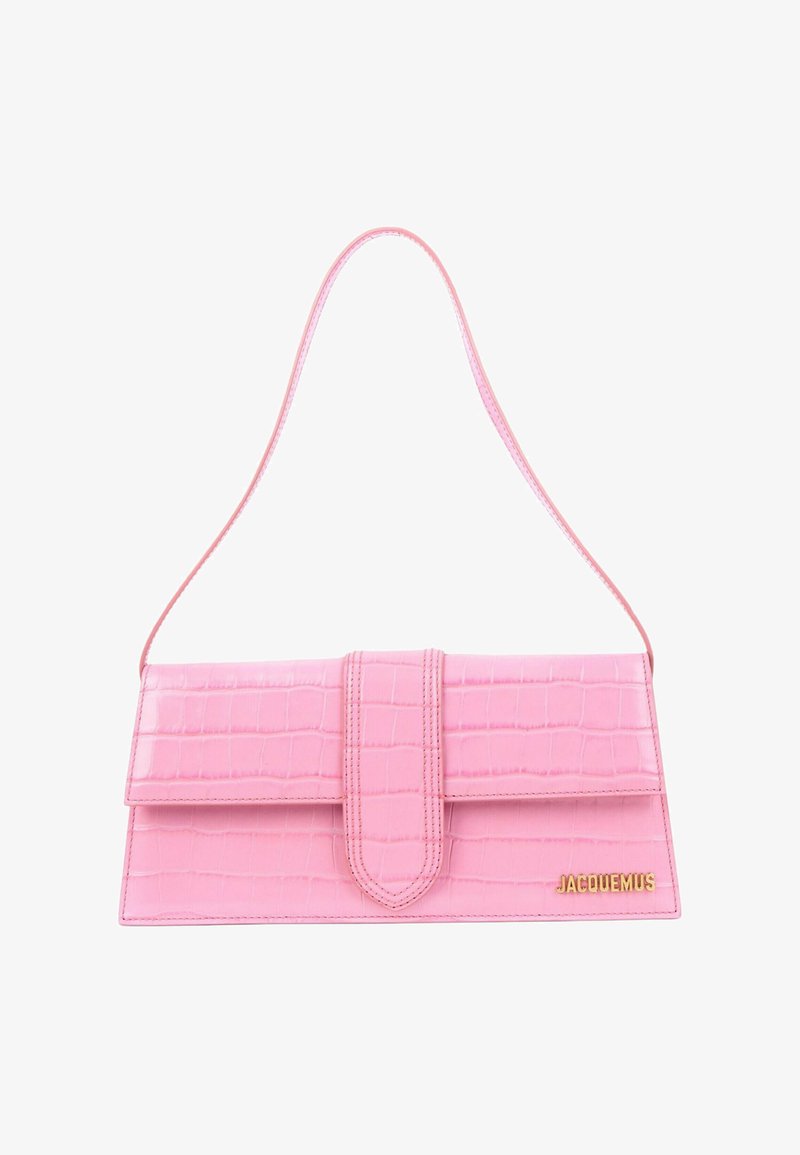 Sac à épaule rectangulaire rose avec texture crocodile, rabat avant, bandoulière et logo Jacquemus doré en bas à droite.