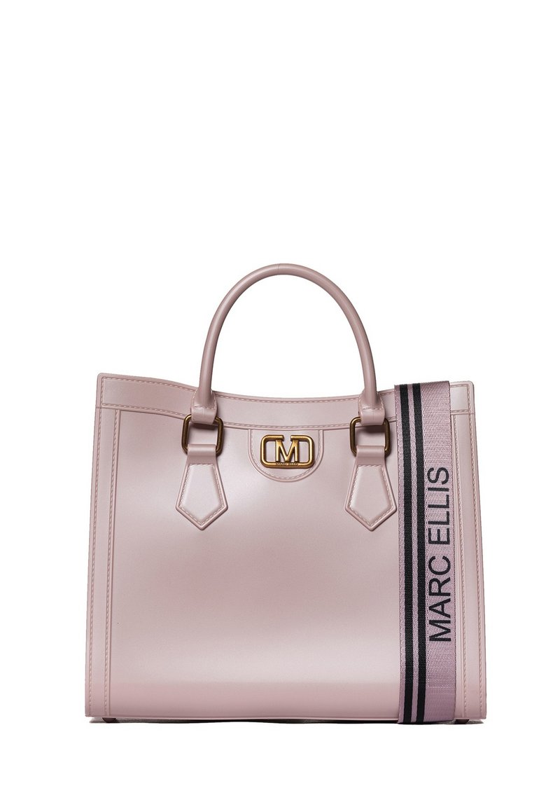 Borsa a mano in pelle rosa con finitura liscia, accessori in oro, forma strutturata, doppi manici e tracolla laterale con la scritta "MARC ELLIS" in nero.