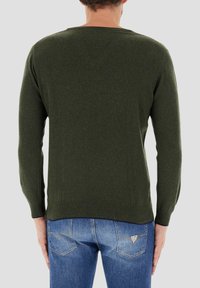Maglione verde lavorato a maglia con maniche lunghe, polsini e orlo a coste, caratterizzato da un design semplice e un classico collo rotondo.