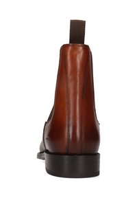 Botín de cuero marrón hasta el tobillo con un acabado suave, panel lateral elástico y tacón apilado. El botín tiene una punta redondeada y costuras mínimas.