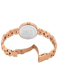 Orologio in metallo rosa con cassa rotonda, quadrante bianco e bracciale a maglie interconnesse. Presenta una chiusura e il logo del marchio inciso sul retro.