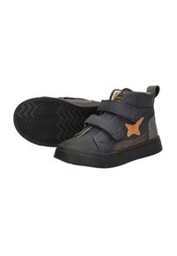 Blauwe en grijze hoge schoenen met twee klittenbandsluitingen, zwarte rubberen zolen en een bruine steraccent aan de zijkant. Gevarieerde texturen overal.