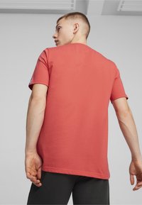 Rode katoenen T-shirt met korte mouwen, ronde hals en een relaxte pasvorm. Heeft een klein logo-opstrijkembleem op de linkermouw.