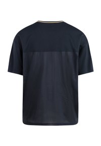 Camiseta de manga corta de color azul marino con un diseño de malla texturizada, panel superior sólido en azul oscuro y una franja contrastante en el cuello.
