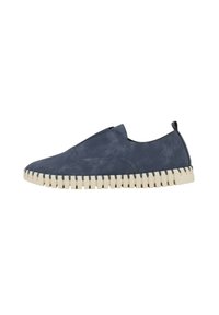 Baskets bleu marine à enfiler avec une texture en daim lisse et une semelle en caoutchouc crème contrastante, comportant un bord zigzag unique et une tirette à l'arrière.