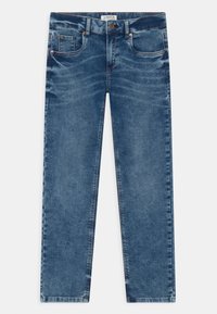 Jean en denim bleu clair avec une coupe droite, un design à cinq poches, des coutures visibles, des accessoires en cuivre et une légère texture décolorée.