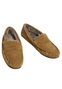 Brune ruskinds loafers med et blødt, pelsagtigt indvendigt for, der har en dekorativ snøre og dekorativ syning langs kanterne.