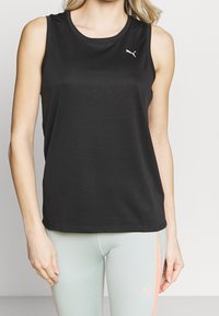Černé sportovní tílko bez rukávů z hladké látky, s kulatým výstřihem a malým bílým logem Puma na levé straně hrudi.