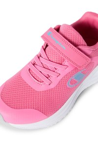 Rosa Sportschuh mit Mesh-Obermaterial, Schnürung und Klettverschluss, strukturierten Mustern und weißer Gummisohle. Mit Champion-Logo.