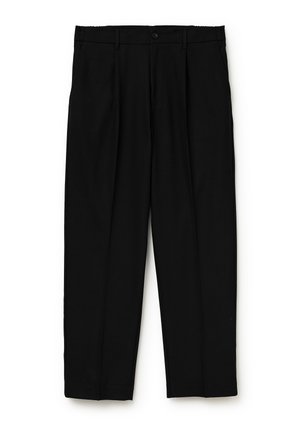 Pantalones negros de pierna recta con pliegues frontales, fabricados en una tela tejida. Presentan trabillas para cinturón y un cierre de botón. Textura suave.