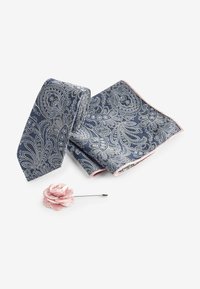 Cravat paisley albastru cu modele albe, batista asortată cu margine roz și un ac de rever sub formă de floare din material roz cu prindere metalică.
