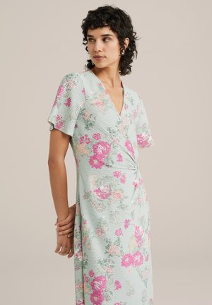 Heleline lillemustriga kleit helesinisest rohelisest kangast lühikeste hõljuvate varrukatega, roosa ja kreemika õievärviga, tekstureeritud materjaliga ning V-kaelusega.