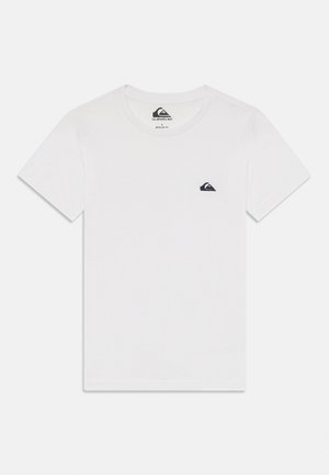 T-shirt en coton blanc avec col rond, manches courtes, et un petit logo bleu marine sur la poitrine gauche, design à coupe régulière.