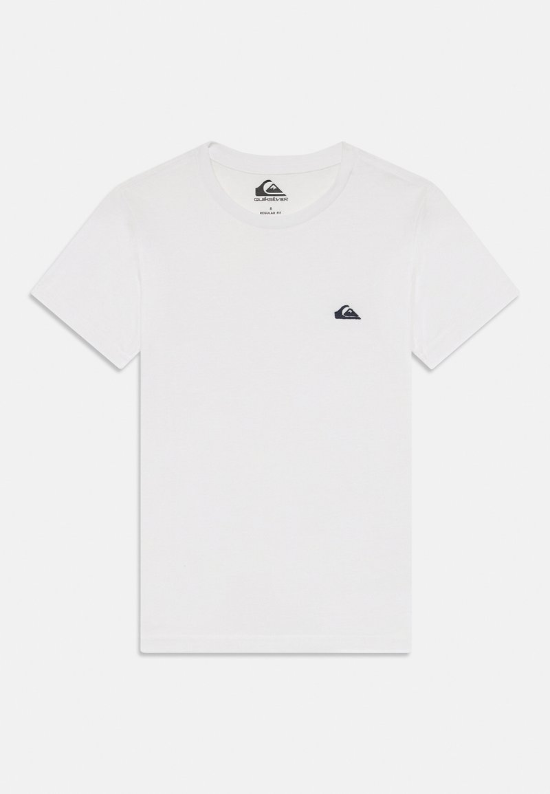 Camiseta de algodón blanca con cuello redondo, mangas cortas y un pequeño logotipo azul marino en el lado izquierdo del pecho, diseño de corte regular.