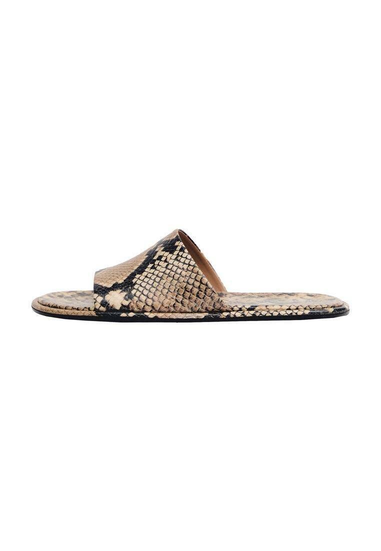 Infradito piatti con motivo in finta pelle di serpente beige e nero, dotati di una larga fascia e di una soletta in pelle liscia.