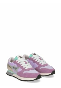 Wielokolorowe trampki wykonane z połączenia miękkiego zamszu w odcieniach lawendy i mięty, białe sznurowadła, srebrny akcent oraz czarna gumowa podeszwa.