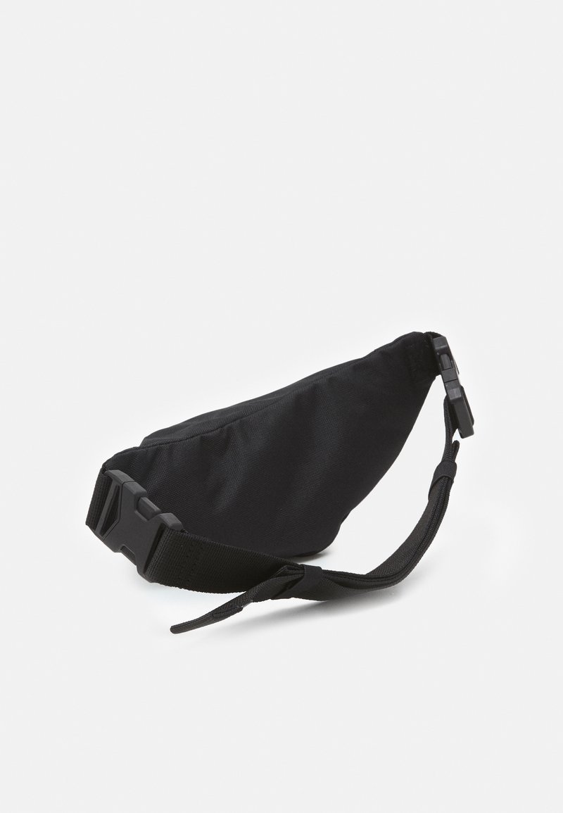 Bolso de cintura negro de tejido triangular, con correa ajustable y hebilla de plástico. Presenta una textura suave y un diseño minimalista.