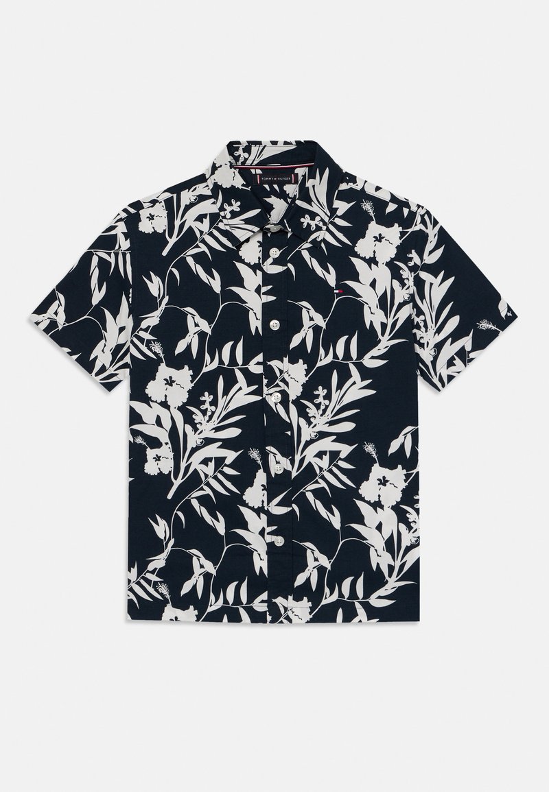 Camisa de manga curta, com botões, na cor azul marinho com padrão floral e de folhas em branco. Material em algodão, colarinho clássico e detalhes com placket de botões.