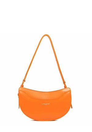 Borsa a tracolla in pelle arancione con una forma curva, tracolla regolabile e un discreto logo sul davanti. Texture liscia con dettagli di cucitura.