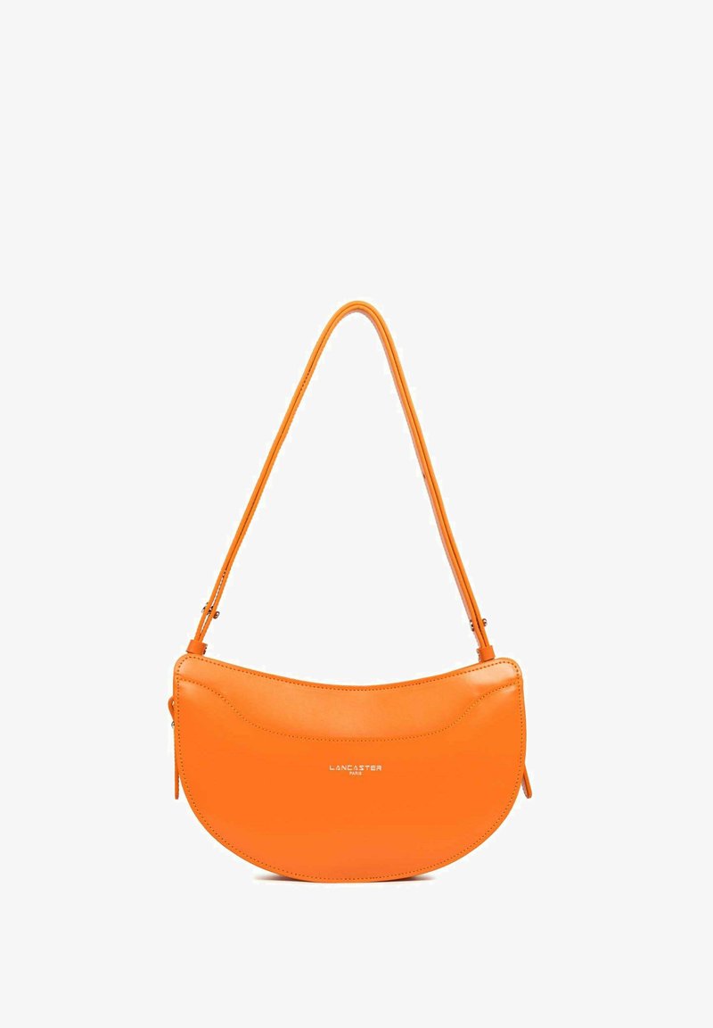 Oranje lederen handtas met een gebogen vorm, verstelbare schouderband en een subtiele logo-detail aan de voorkant. Glad textuur met stiksels accenten.