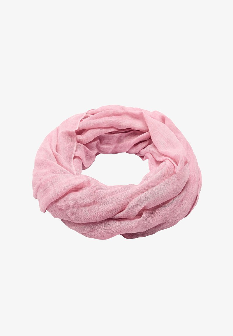 Lekki, pętelkowany różowy szal wykonany z miękkiego, teksturowanego materiału o luźnym splotu, prezentujący delikatne różnice w kolorze.