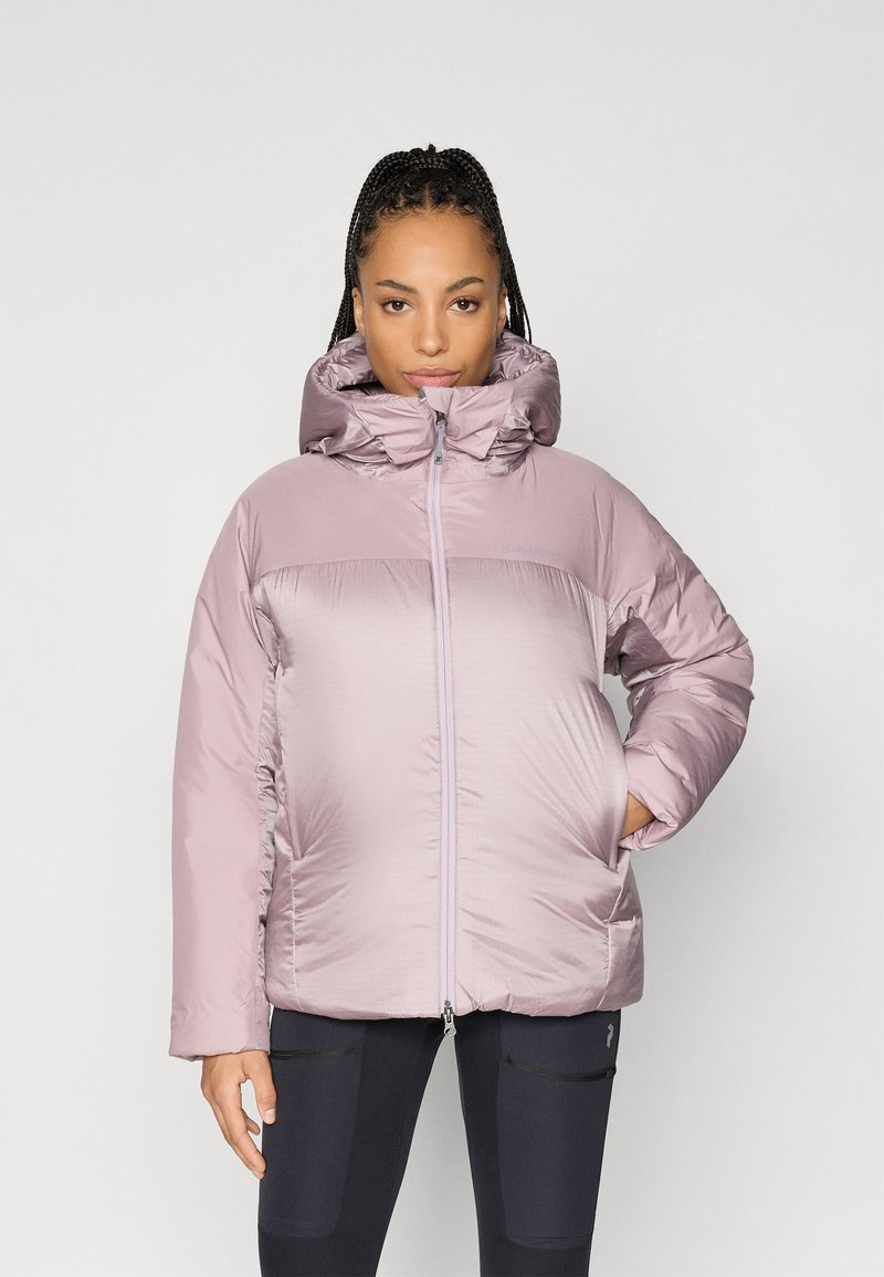 Giacca imbottita di colore lavanda chiaro, con colletto alto, chiusura con cerniera e tasche laterali. Texture liscia con un leggero lucido.