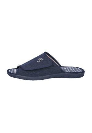 Zapatillas de casa azul marino con parte superior texturizada y plantilla a rayas. Diseño de punta abierta con una correa curva y suela de goma duradera. Detalle del logo en la correa.