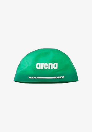 Grüne Schwimmkappe mit weißem "arena" Logo und dekorativen weißen Streifen unter dem Text auf einfarbigem Hintergrund.
