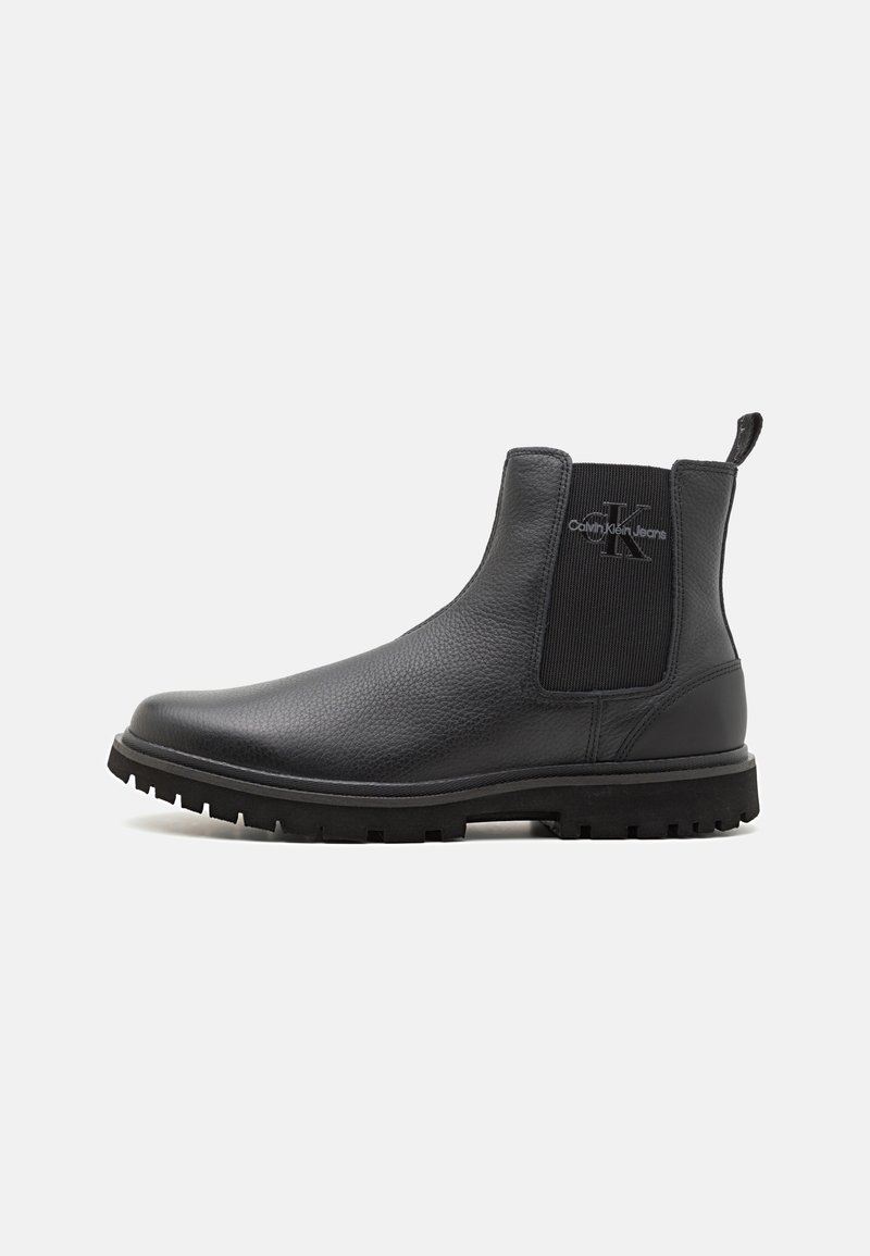 Zwarte leren Chelsea-boots met een gestructureerde bovenkant, elastische zijpanelen, een aantreklip en een robuuste rubberen zool. Calvin Klein-logo aan de zijkant.