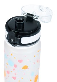 Bottiglia d'acqua in plastica con una finitura satinata, decorata con cuori e puntini multicolori. Coperchio nero e beccuccio con un meccanismo di apertura trasparente.