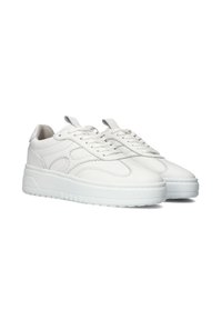 Witte sneakers met een gladleren bovenwerk, ronde neus, vetersluiting en een gestructureerde rubberen zool. Heeft subtiele stikseldetails.