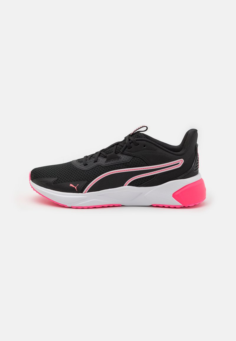 Zwarte sportieve schoenen met een bovenwerk van mesh, roze accenten, witte tussenzool en een kenmerkend logo. Kenmerkt zich door een lichtgewicht ontwerp en een gestructureerde buitenzool.