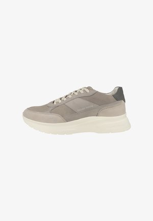 Baskets en suède gris avec une semelle en caoutchouc blanc, ornées de lacets beiges et d'un accent de talon gris foncé. Texte du logo sur le côté, lignes de design épurées.