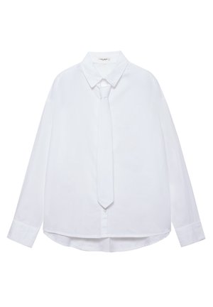 Bela srajca z dolgimi rokavi in ovratnikom, s široko ujemajočo ozko kravato, z gumbi spredaj in na manšetah, prikazana na enobarvnem ozadju.