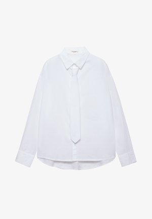 Bela srajca z dolgimi rokavi in ovratnikom, s široko ujemajočo ozko kravato, z gumbi spredaj in na manšetah, prikazana na enobarvnem ozadju.