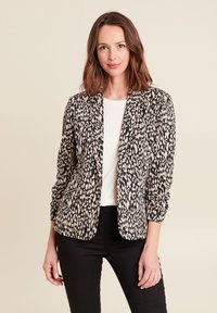 Leopard-print blazer in crème en zwart, met een getailleerd ontwerp, open voorkant en driekwartmouwen. Textiel met textuur en zakken.