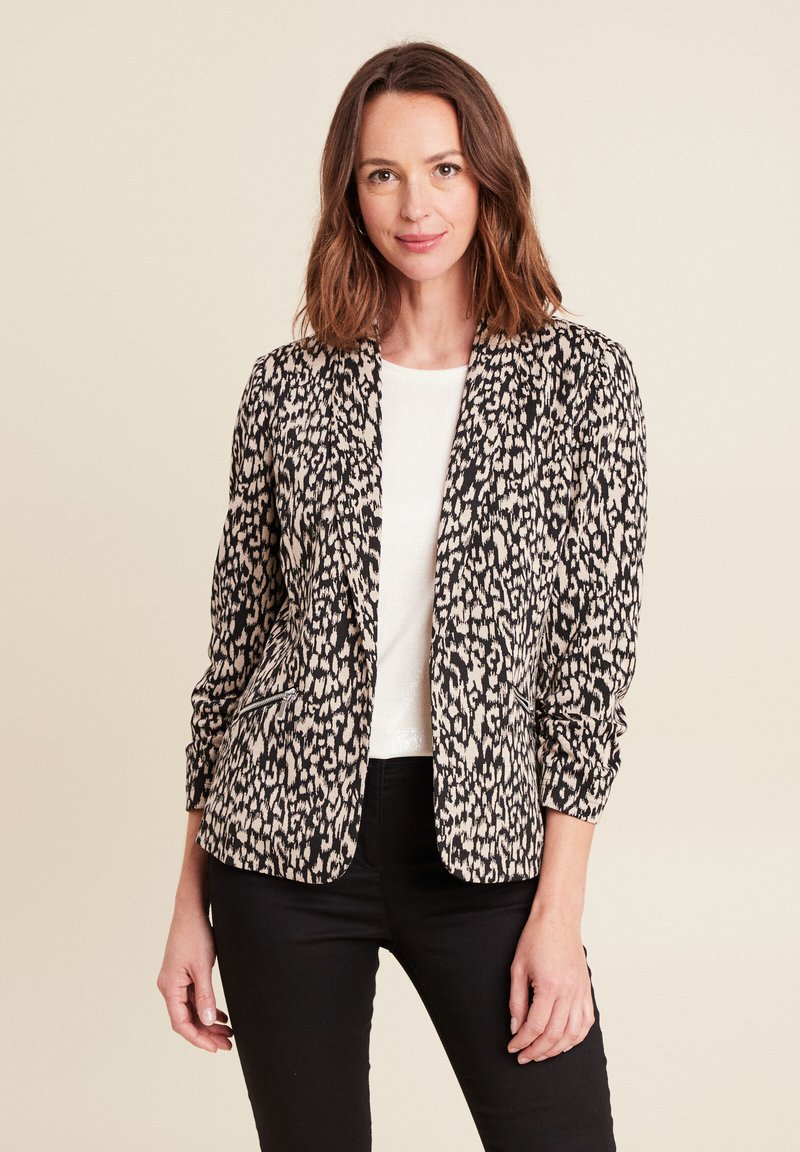 Leopard-print blazer in crème en zwart, met een getailleerd ontwerp, open voorkant en driekwartmouwen. Textiel met textuur en zakken.